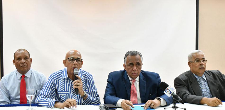 Nelson José Ramírez, Jefe de Misión de la delegación que irá a los Juegos Bolivarianos, al ofrecer algunas informaciones, acompañado de Juan Febles, Luis Mejía, y José Luis Ramírez.
