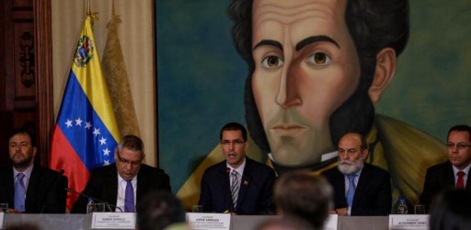 El canciller de Venezuela, Jorge Arreaza (c), habla durante una reunión con el cuerpo diplomático acreditado ante el estado venezolano.