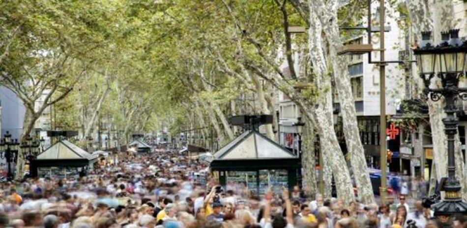Gran afluencia de visitantes en Las Ramblas de Barcelona a media tarde que poco a poco vuelven a la normalidad,  días después de los atentados ocurridos en Cataluña que se han saldado con al menos 14 muertos y alrededor de un centenar de heridos.