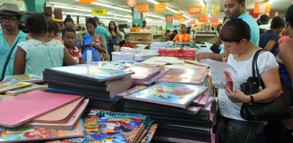 El comercio se reactivó con la venta de útiles escolares justo en la víspera del inicio del nuevo año escolar el próximo lunes. fotos: Arturo Pérez/Listín Digital