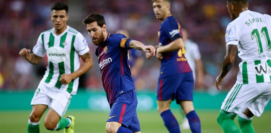 Ataque. Lionel Messi inicia uno de los tantos ataques que tuvo el Barcelona en su partido de ayer ante el Betis, el cual marcó la apertura de la Liga para este equipo.