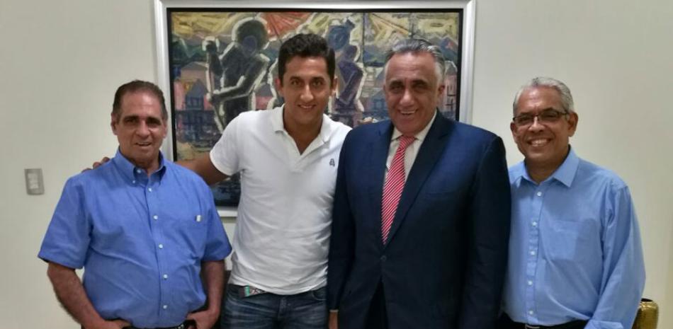 Nicolás Almagro junto a Luis Mejía Oviedo, presidente del Comité Olímpico Dominicano, y los cronistas Héctor J. Cruz, Editor Deportivo de LISTÍN DIARIO, y Mario Emilio Guerrero.