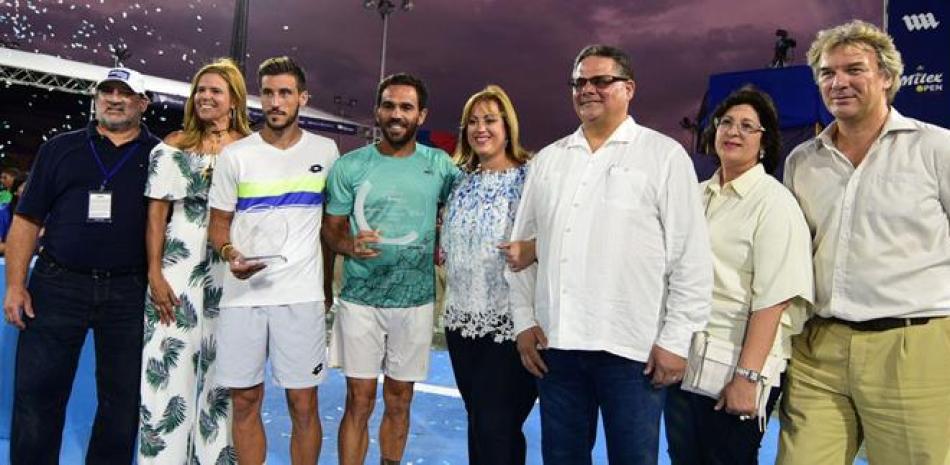 Ceremonia. Los tenistas Damir Dzumhur y Víctor Estrella Burgos figuran junto a varios de los ejecutivos de la firma patrocinadora Mejía Arcalá y Asociados durante la clausura del evento.