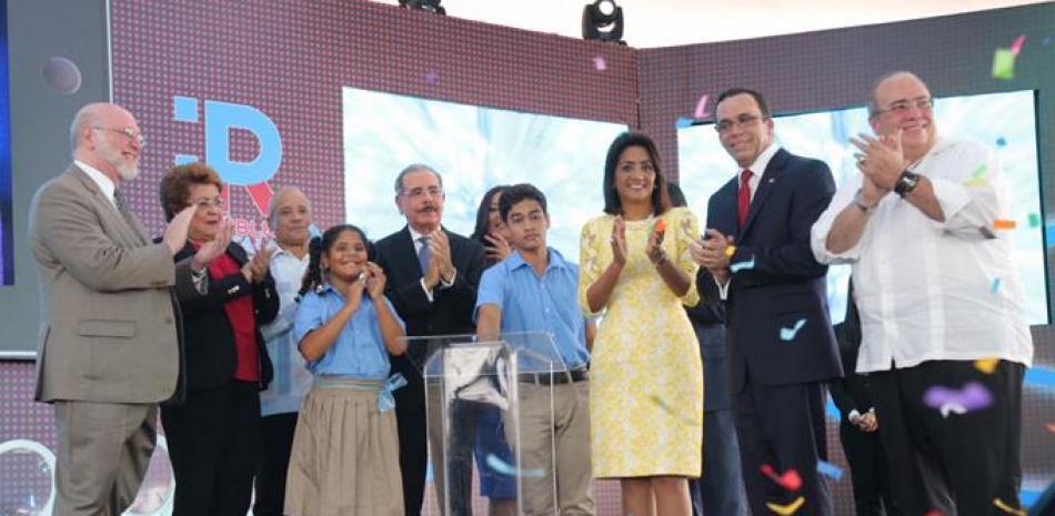 Acto. El presidente Medina, junto a su esposa Cándida Montilla de Medina y varios ministros de su gobierno, en la ceremonia celebrada ayer en Monte Plata que dio inicio al nuevo año escolar.