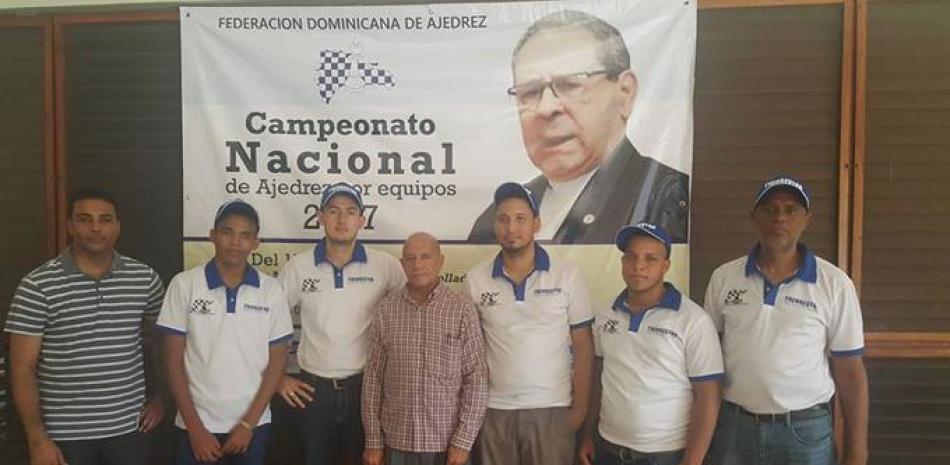 Wily González, presidente de la Federación Dominicana de Ajedrez, junto al equipo de la provincia Espaillat, nuevo campeón nacional de ajedrez por equipos.