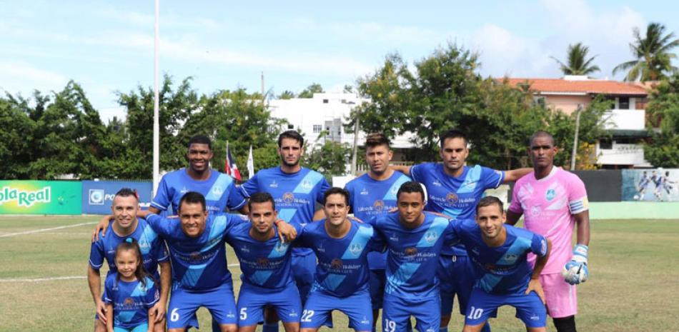 Los integrantes del onceno Atlántico FC de la ciudad de Puerto Plata que este domingo busca su primer título de la Liga Dominicana de Fútbol cuando enfrente al seleccionado Atlético Pantoja. ().