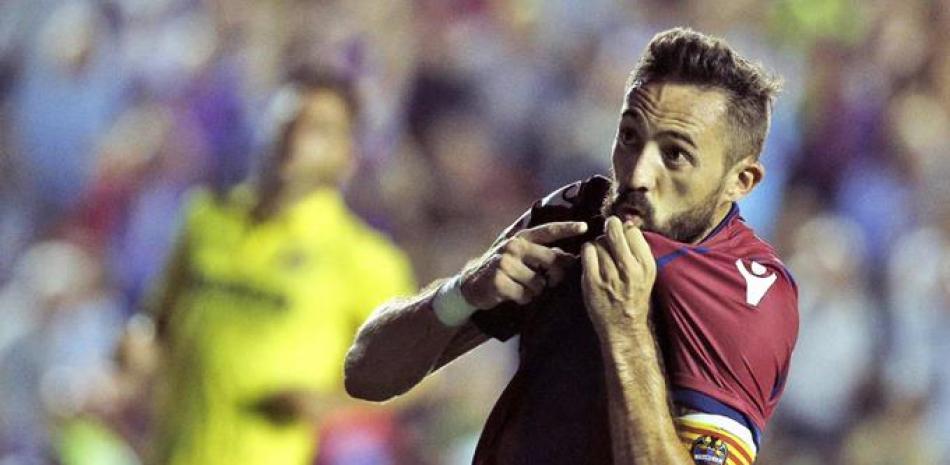 El delantero del Levante UD José Luis Morales celebra su gol, consegudo de penalti, durante el partido de Liga de Primera División que Levante UD y Villarreal CF juegan esta tarde en el estadio Ciudad de Valencia.