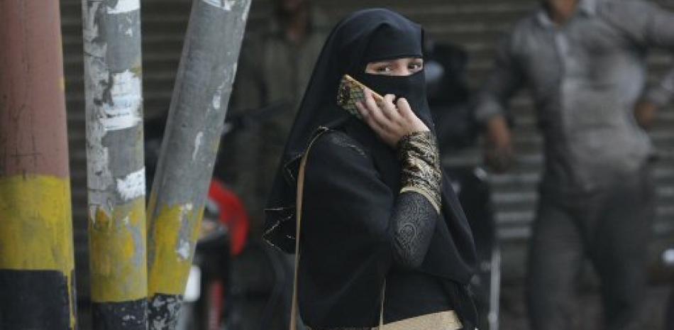 Una mujer musulmana habla por su teléfono móvil mientras camina por las calles de la ciudad de Nueva Delhi (India) este 22 de agosto de 2017. (EFE/Str)