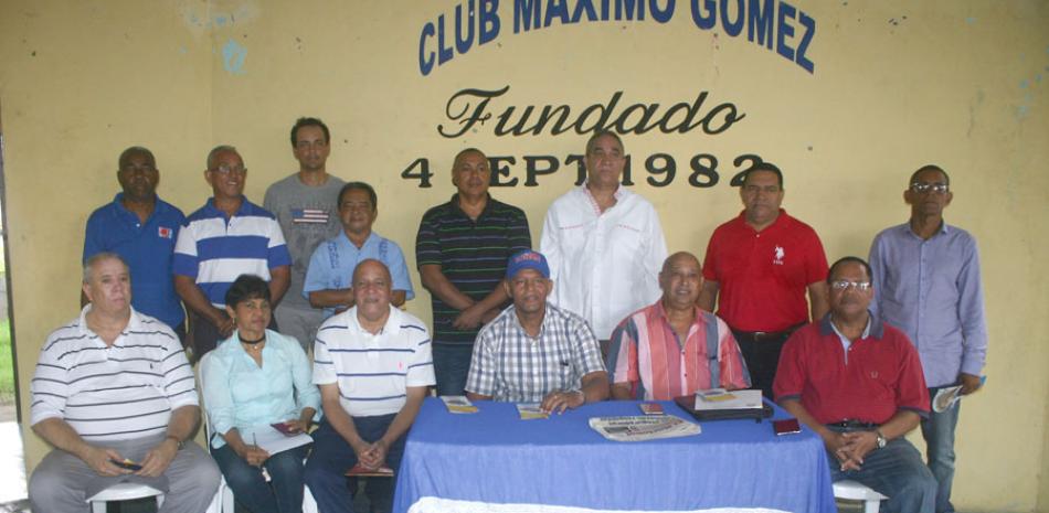 Enmanuel Trinidad junto al comité organizador de los festejos de
los 35 años del club Máximo Gómez.