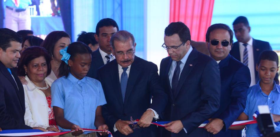 Entrega. El presidente Danilo Medina entregó los planteles "Mi Segundo Hogar" y "Bartolomé de Las Casas", ubicados en los sectores Altos de Arroyo Hondo II y La Hondonada, en el Distrito Nacional.