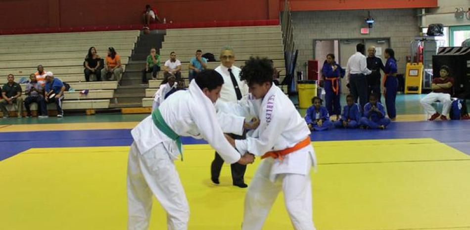 Dos atletas de judo enfrentados en una de las peleas del torneo de judo de los Juegos Patrios Dominicanos.
