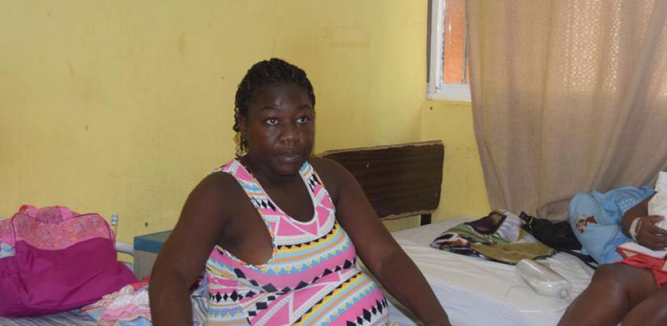 ASISTENCIA. Una parturienta haitiana en el hospital Jaime Mota de Barahona.