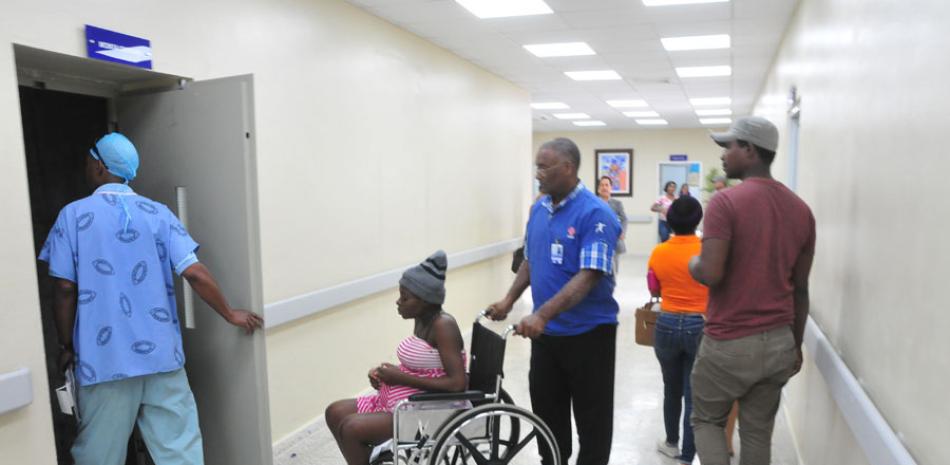 Salud. Una haitiana cuando era traslada a sala de parto en la Maternidad San Lorenzo de Los Mina, ubicada en el municipio Santo Domingo Este. Esas pacientes llegan a los centros del país al momento de parir.