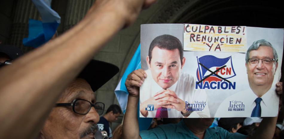 Protesta. Ayer, unas 50 personas acudieron a la sede de la CICIG -incluso representantes extranjeros y el fiscal de derechos humanos de Guatemala- para demostrar su apoyo a Velásquez. Coreaban “Iván, amigo, el pueblo está contigo”.