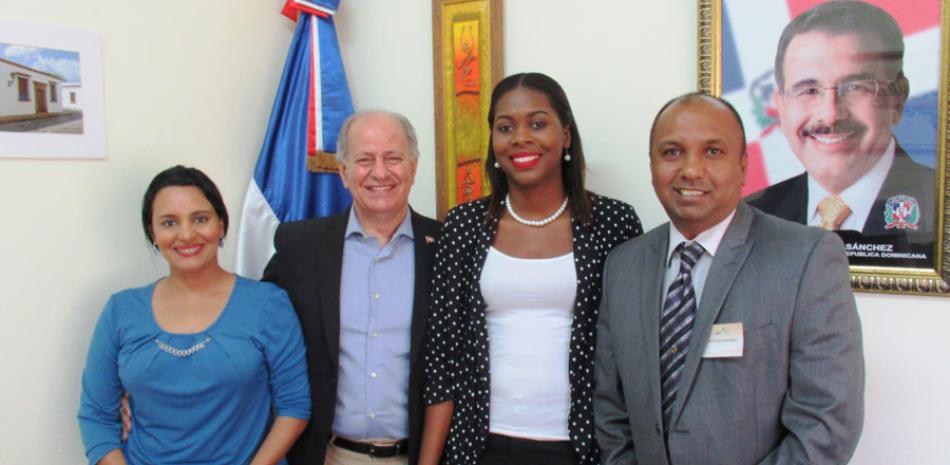 Visita. La representande de Exportt, el embajador José Serulle Ramia, la viceministra Frances Seignoret y Radesh Ramdeen.