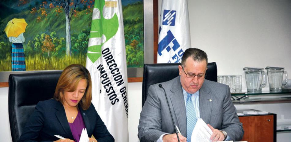 Firma. El director general de Impuestos Internos, Magín Díaz; y la directora general de UAF, Wendy Lora.