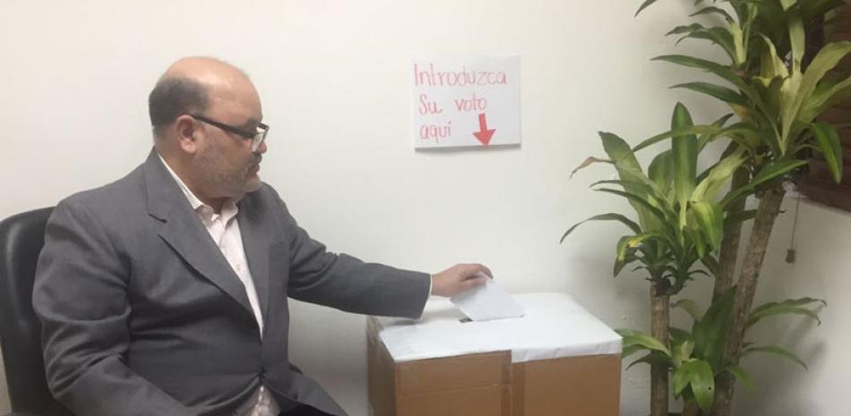 Proceso. El director de la Diape, Ramón Tejada Holguín, durante el proceso de votación en la institución que dirige.