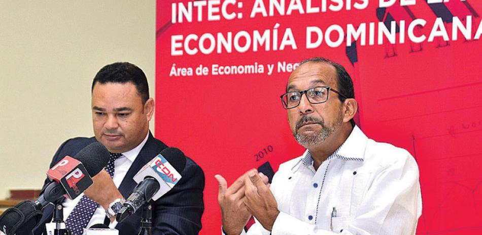 Acto. El coordinador de la carrera de Economía Rafael Espinal ofrece declaraciones junto al decano del Área de Economía y Negocios Franklin Vásquez.
