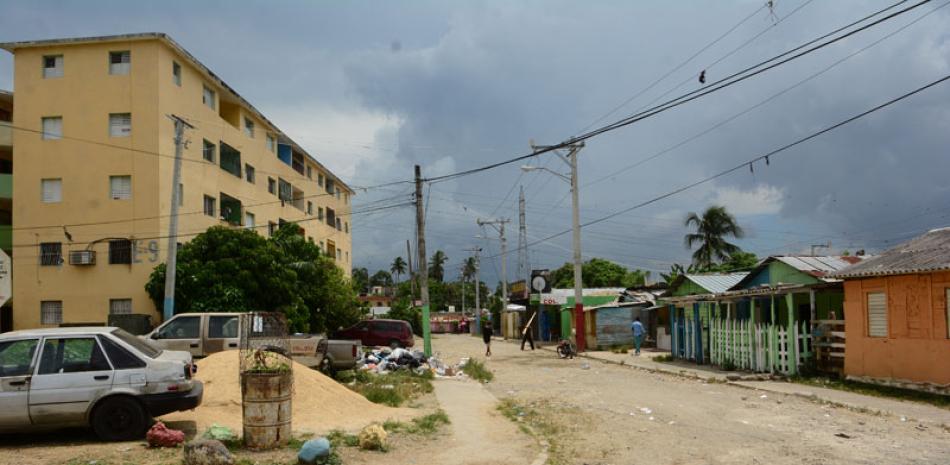 Proyecto. A la izquierda se observan los edificios construidos por el gobierno para los damnificados del ciclón David, y a la derecha están los barracones donde aún permanece parte de ellos.