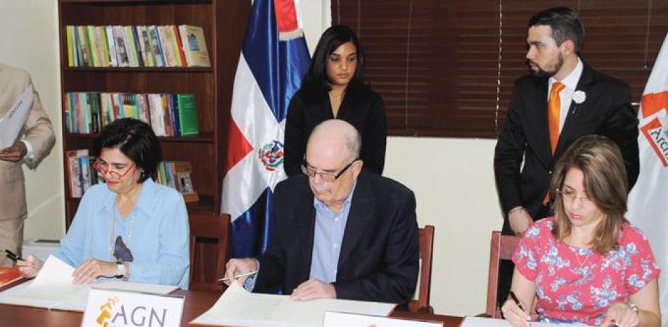 Firma de convenio entre Fundación Eduardo León Jimenes, Centro León y el Archivo General de la Nación.