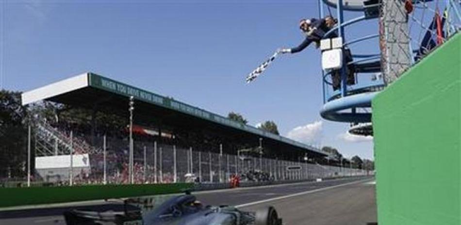 El piloto britáico Lewis Hamilton, de Mercedes, cruza la meta al ganar el Gran Premio de Italia, en el circuito de Monza, el domingo 3 de septiembre de 2017.