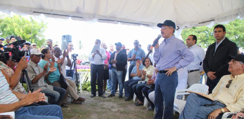Encuentro. El presidente Medina estuvo en Villa Fundación, donde los productores de mango pidieron una bomba extractora de agua.