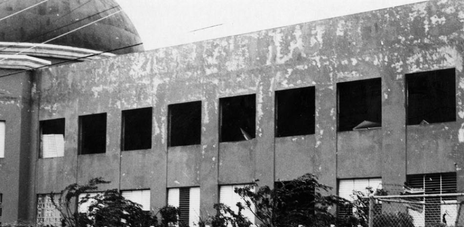 San Cristóbal. En la foto se pueden apreciar los daños y destrozos causados por el huracán David a la parte del Instituto Poloitécnico Loyola. LD/Archivo.