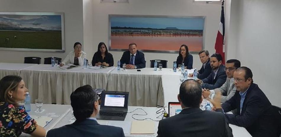 En la reunión estuvieron presentes Juan Carlos Ortíz, presidente del PES; Marcos Cabral, presidente de la Cámara de Comercio y Producción de Santiago; y Lina García, presidenta de la Asociación de industrias de la Región Norte (AIREN); entre otros.