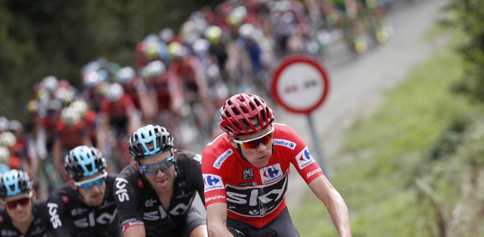 El británico Chris Froome encabezaba el pelotón en la décimo octava etapa de la Vuelta a España.