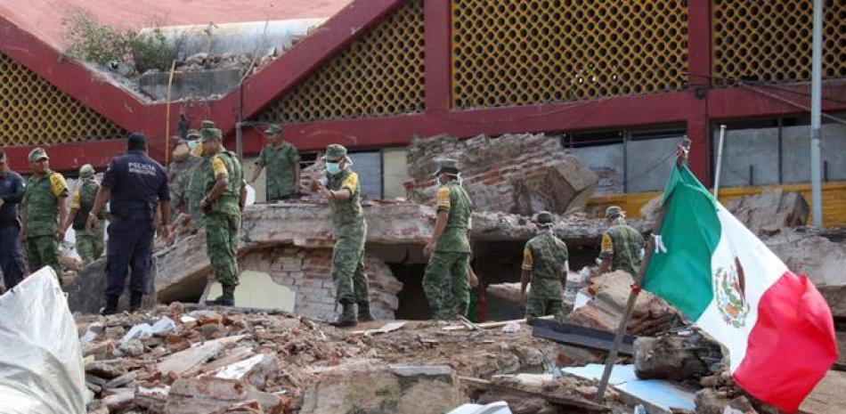 Operativo. Soldados mueven escombros de un edificio colapsado en busca de sobrevivientes del sismo ayer en Juchitan, Oaxaca, México.
