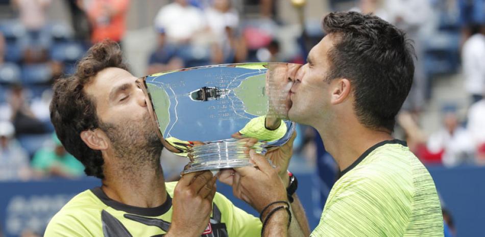 El holandés Jean-Julien Rojer y el rumano Horia Tecau besan su trofeo tras proclamarse vencedores en la final de dobles masculinos del Abierto de Estados Unidos.