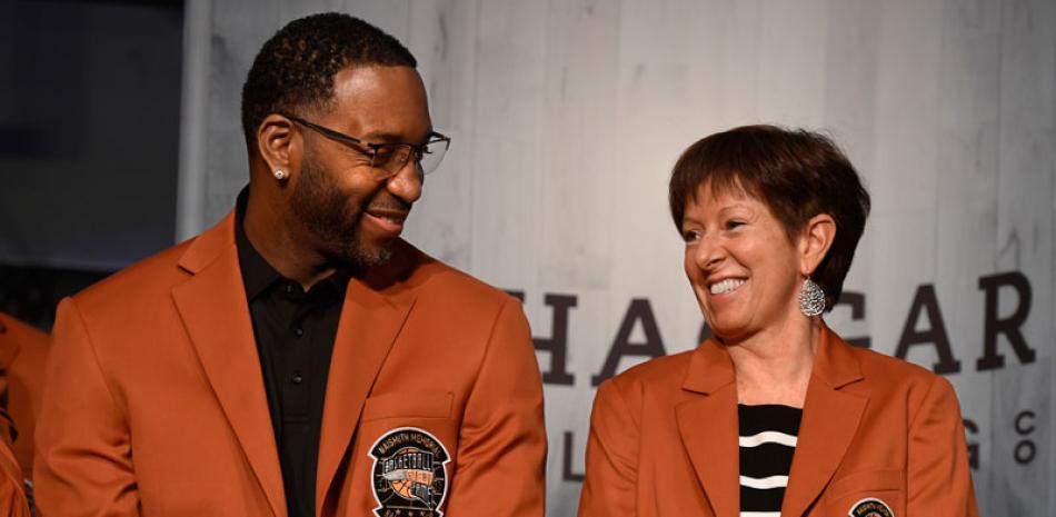 Tracy McGrady, a la izquierda, y Muffet McGraw, sonríen en la conferencia de prensa del Salón de la Fama del Baloncesto.