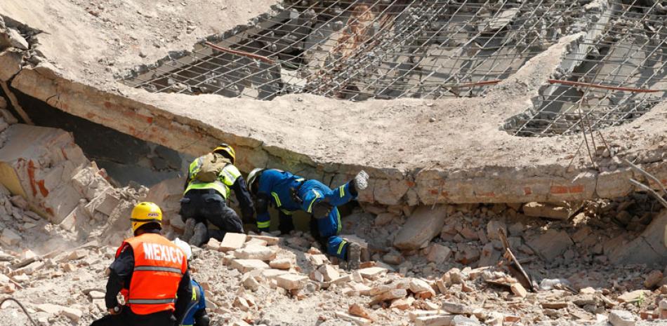 Labores. Rescatistas y soldados buscan personas entre los escombros ayer en el edificio del Palacio Municipal de Juchitán, Oaxaca, uno de los lugares más afectados por sismo de 8.2 en la escala de Richter.