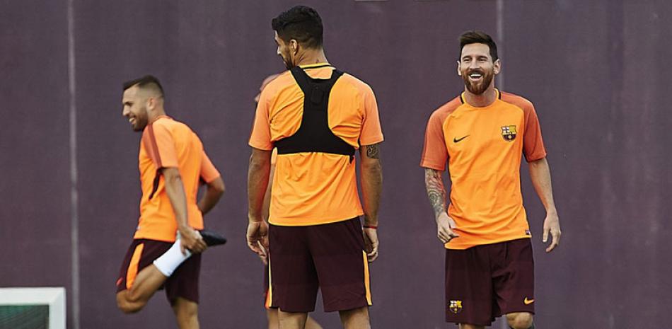 Luis Suárez, a la izquierda, y Lionel Messi, derecha, delanteros del Barcelona aparecen durante el entrenamiento que el club realizó ayer en la ciudad deportiva Joan Gamper.