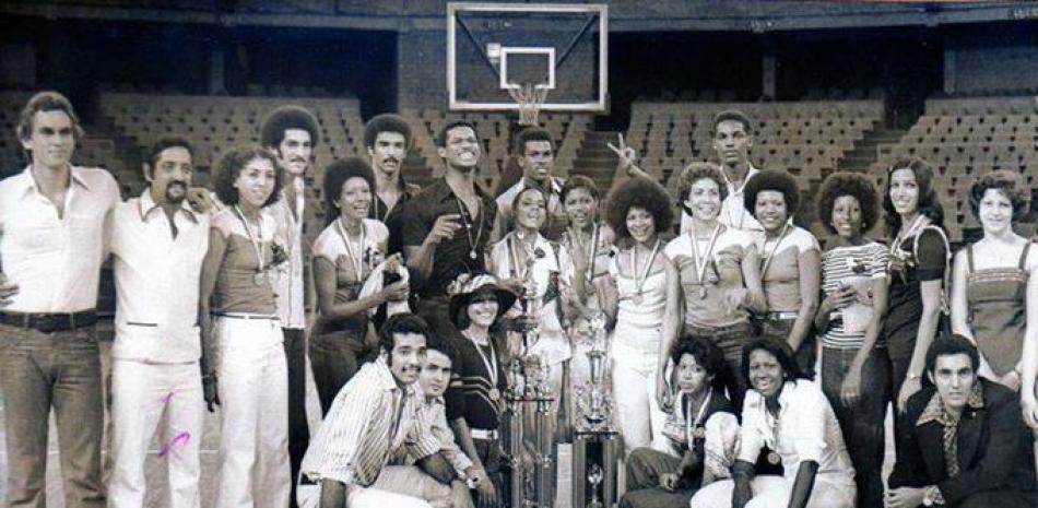 Parte de los integrantes de las selecciones masculina y femenina de baloncesto que ganaron medallas de oro y plata, respectivamente, en el Torneo Centroamericano de Baloncesto (Centrobasket) de 1977 celebrado en Ciudad Panamá.