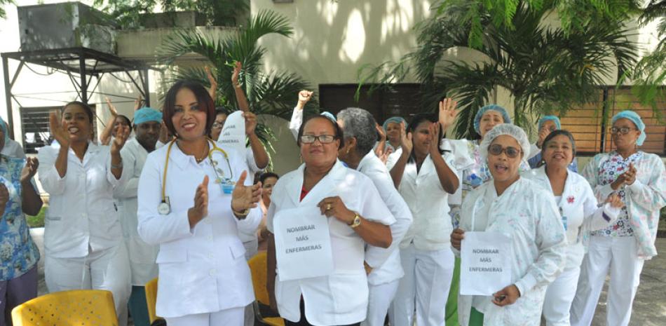 Enfermeras del hospital Infantil Robert Reid Cabral protestan en reclamo del nombramiento de más personal en ese centro asistencial.