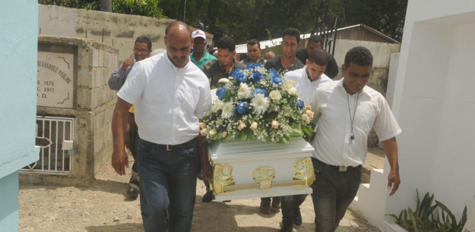 Funerales. Familiares de la profesora María Rosalba Ureña Arias, que se suicidó de un disparo en el torax, dijeron que padecía problemas de salud mental desde hace tiempo y la trataba un psiquiatra.