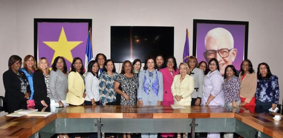 Encuentro. Las mujeres dirigentes del PLD se reunieron ayer en la casa nacional de ese partido, encabezadas por la vicepresidenta de la República, Margarita Cedeño de Fernández.