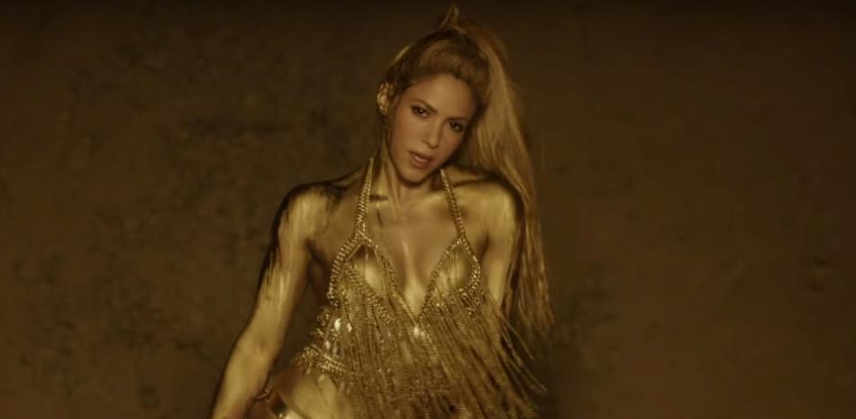 El dorado es el color predominante en el vestuario de Shakira en el video "Perro fiel", que grabó junto a Nicky Jam.