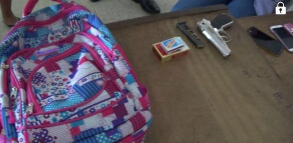 Hallazgo. La mochila de la estudiante, la pistola, la cajilla de cigarrillos y la de fósforos.