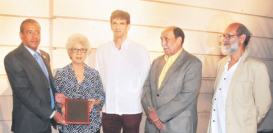 Dirección Regional Norte de Cultura entrega un reconocimiento a la viuda e hijo del artista Aquiles Azar, como un homenaje póstumo a su fructífera labor artística.