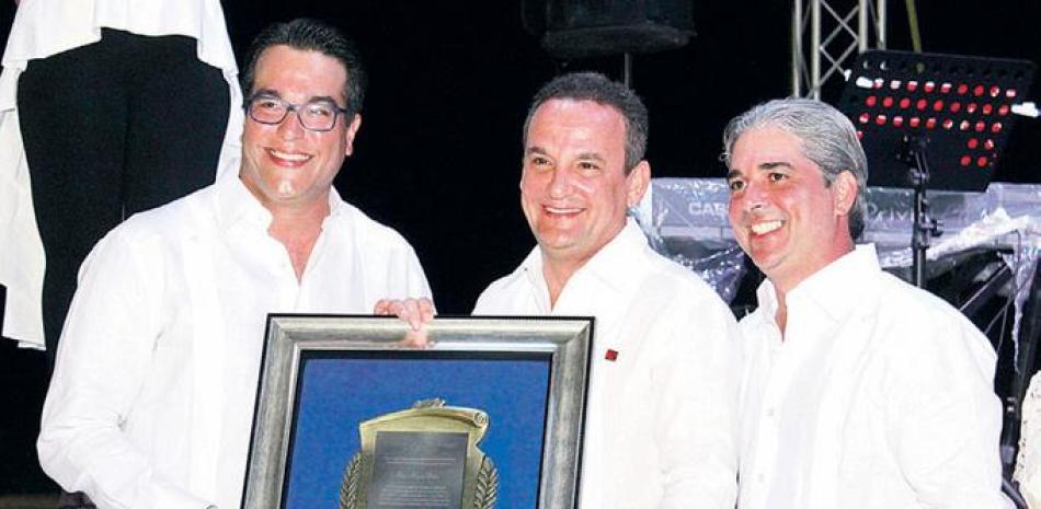 Entrega. Raúl Rosario, Álvaro Peña y Mario Betances.