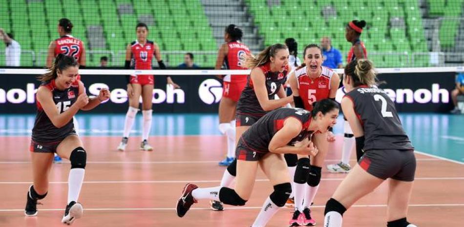 El equipo de Turquía celebra en forma ruidosa su pase a la final del Mundial Sub-23 tras vencer 4-3 a la República Dominicana.