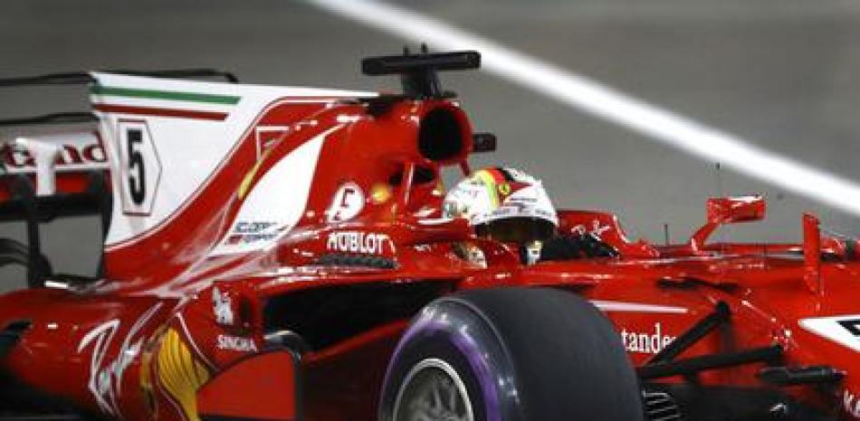 El piloto de Ferrari, Sebastian Vettel, maneja su vehículo en la clasificación del GP de Singapur de la Fórmula Uno este.