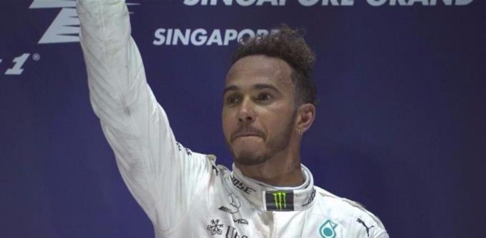 Lewis Hamilton levanta su brazo luego de ganar el Gran Premio de Singapur