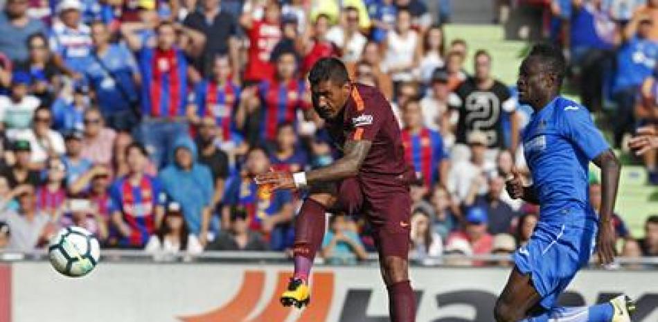 El jugador del Barcelona, Paulinho, izquierda, anota el gol del triunfo del Barcelona por 2-1 sobre Getafe.
