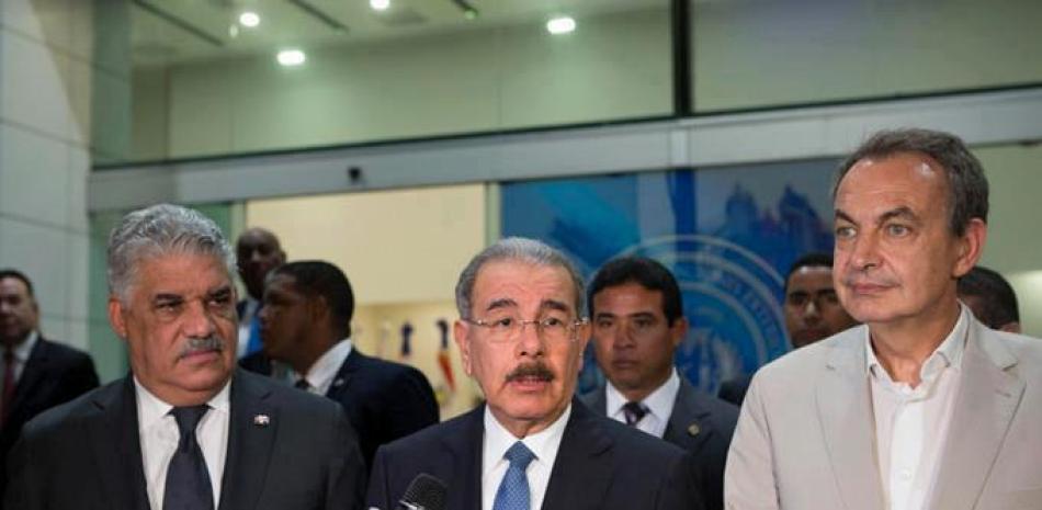 Foto de archivo. El presidente Danilo Medina, acompañado del canciller Miguel Vargas Maldonado y del expresidente del gobierno español, José Luis Rodríguez Zapatero.