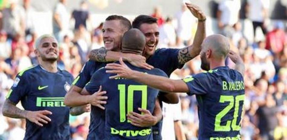 Los jugadores del Inter festejan un gol de Ivan Perisic, segundo desde la izquierda, en un partido contra Crotone este sábado.