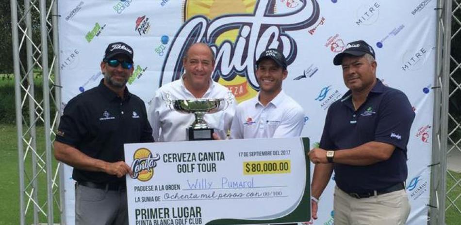 Willy Pumarol recibe el trofeo de ganador del Canita Golf Tour y un cheque como premio metálico. Le acompañan Hiram Silfa, Antonio Ramis, Director de Punta Blanca GC, y Luis José Placeres.