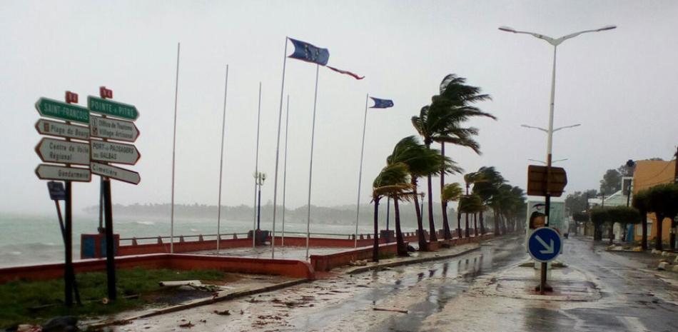 Una calle desierta en la costa de Sainte-Anne en la isla caribeña francesa de Guadalupe, martes 19 de septiembre de 2017, poco después del paso del huracán María. (AP Foto/Dominique Chomereau-Lamotte)